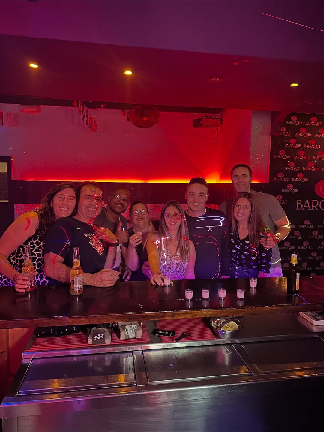 Grupo disfrutando en la barra de Baroque Disco Pub