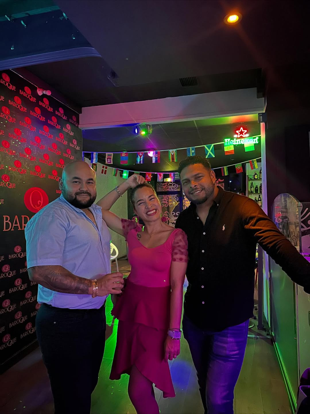 Clientes posando en una noche de Baroque Disco Pub
