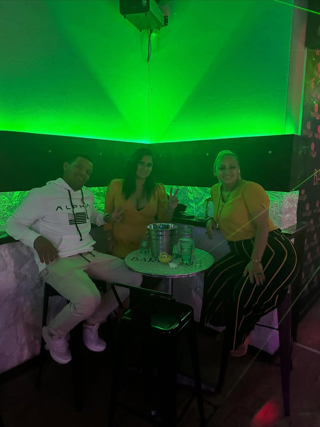 Reservado con clientes en Baroque Disco Pub