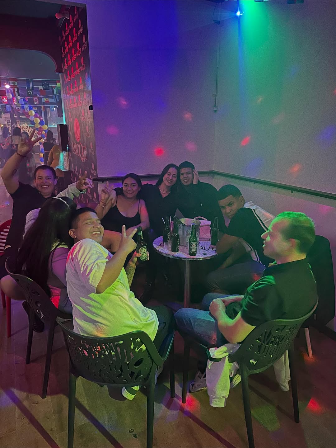 Grupo celebrando en Baroque Disco Pub