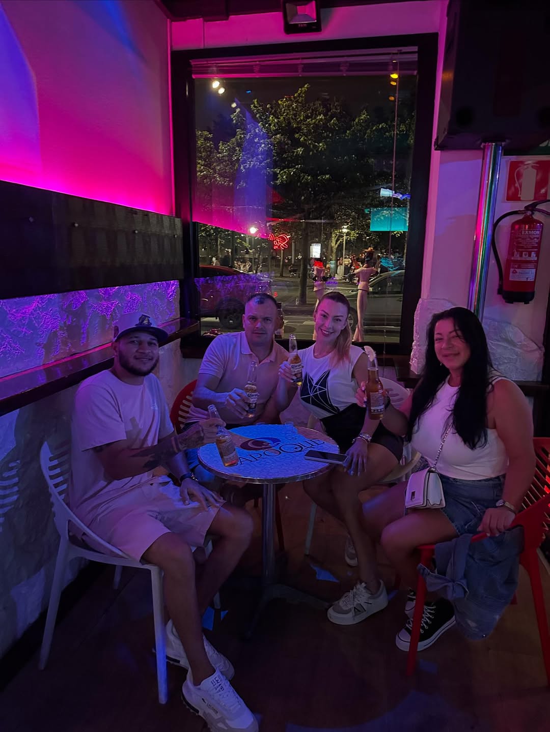 Clientes disfrutando de una mesa junto al ventanal en Baroque