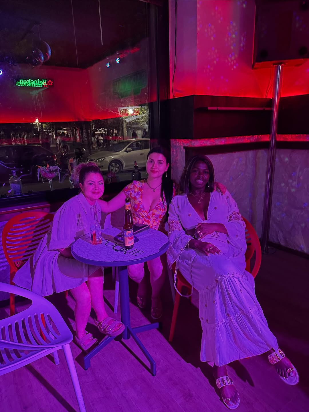 Clientes celebrando en una mesa de Baroque Disco Pub